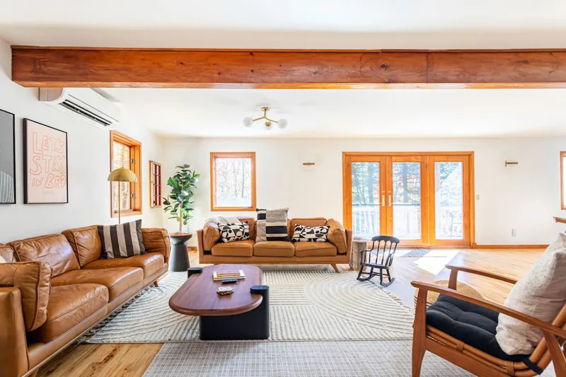 Spacious and full of charm, this living room is perfect for slow mornings or cozy evenings.