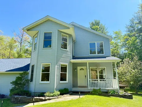 Modern farmhouse on a private wooded lot, 5 minutes to Woodstock