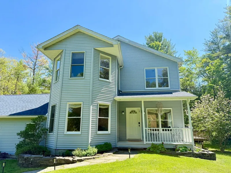 Modern farmhouse on a private wooded lot, 5 minutes to Woodstock