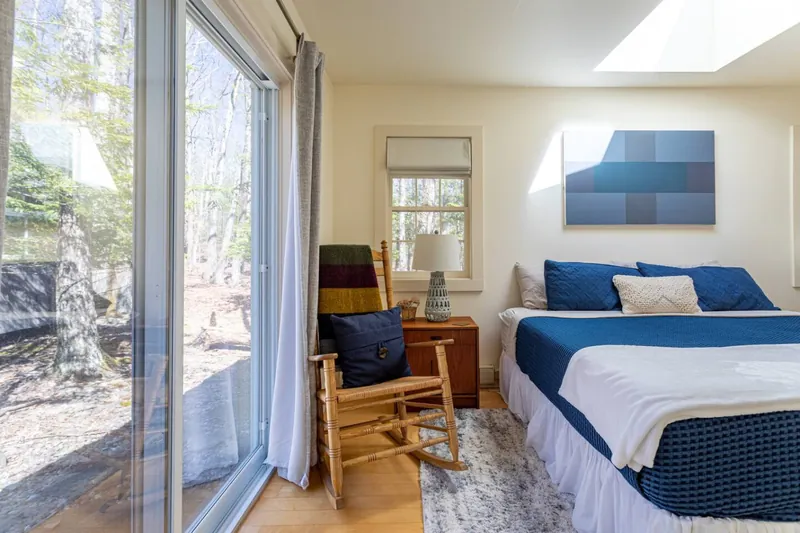 Bedroom Retreat: Sunlit space with serene forest views, perfect for relaxation and rejuvenation!