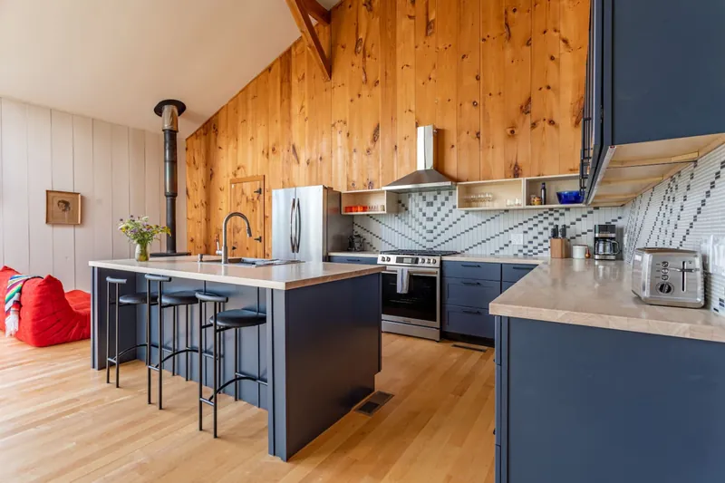 Gourmet Kitchen: Sleek appliances, stylish design, and ample prep space for culinary adventures!