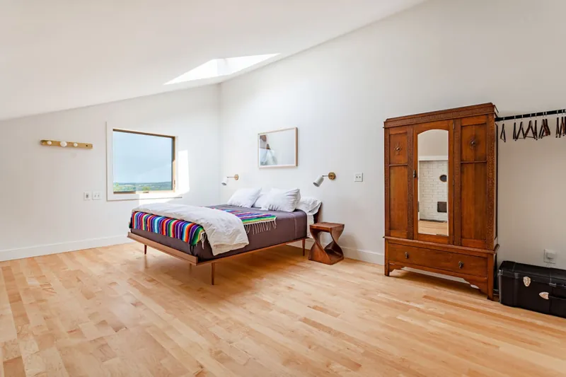 Elegant Bedroom: Sunlit retreat with vintage charm and vibrant textiles for a refreshing stay!