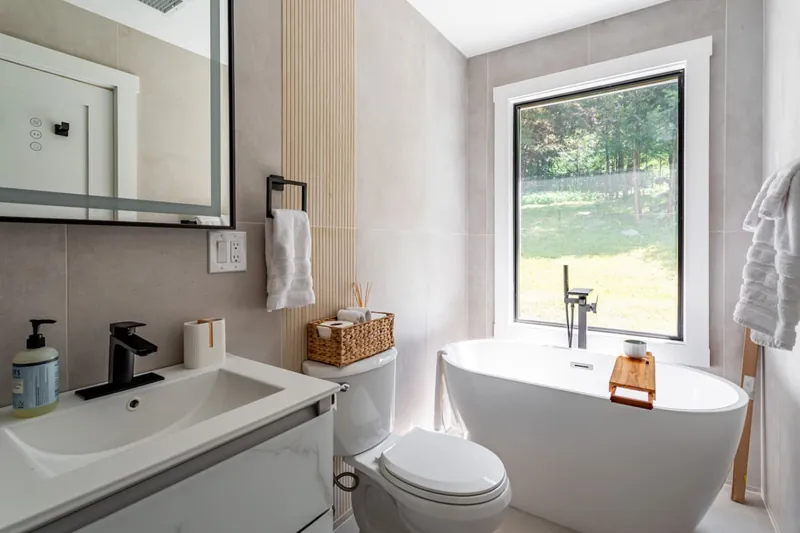 Spa-like Sanctuary: Relax in a chic bathtub with nature views, perfect for rejuvenation!
