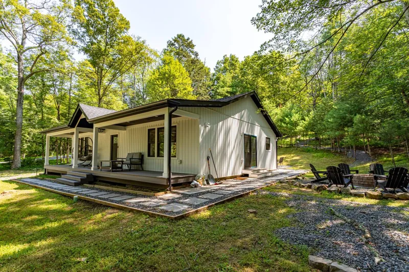 Charming Exterior: Relax on the porch and enjoy nature's beauty in serene Saugerties!