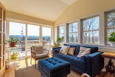 Welcome to the home of your dreams! Let it be your base for a perfect Hudson Valley visit.
