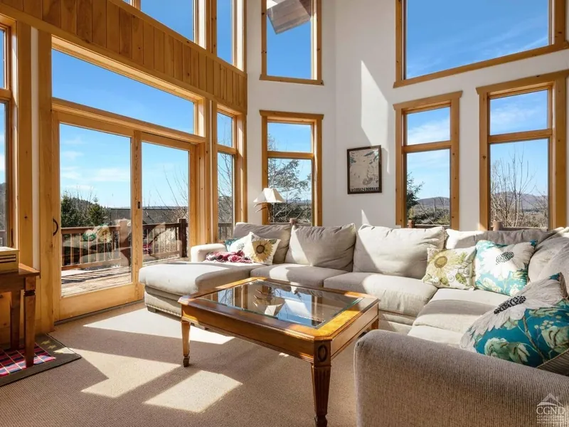 Living Room: Bask in sunlight while enjoying breathtaking mountain views from this inviting space!