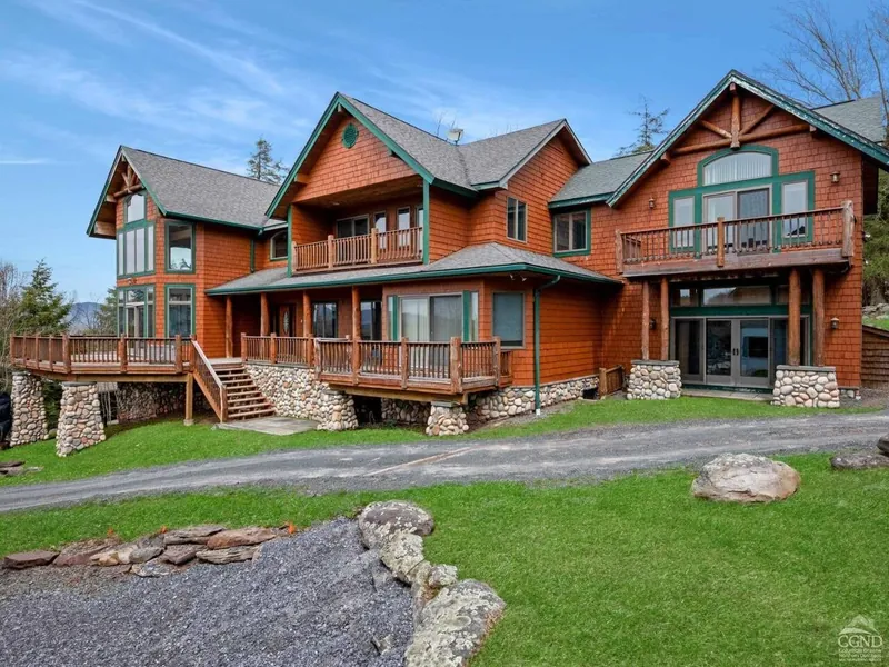 Exterior Retreat: Discover stunning views and inviting decks perfect for your Windham getaway!